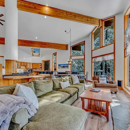 Luxury Truckee Retreat With Hot Tub And Sauna